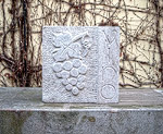 Relief "Vino" in Arbeit